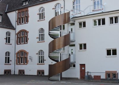 Stahlspindeltreppe und Holztüren: Goetheschule Groß-Gerau